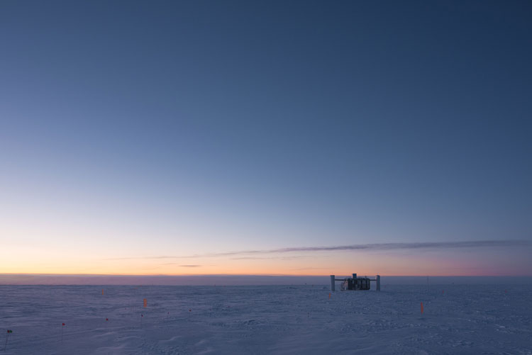 Color along horizon at twilight, South Pole