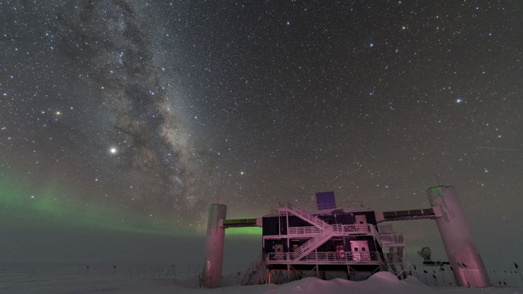 Milky Way, stars and aurora over ICL