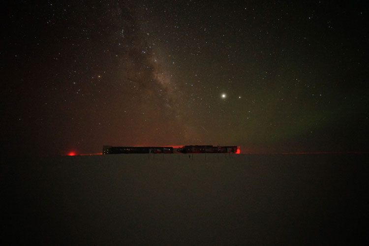 Same scene of South Pole staton, no aurora