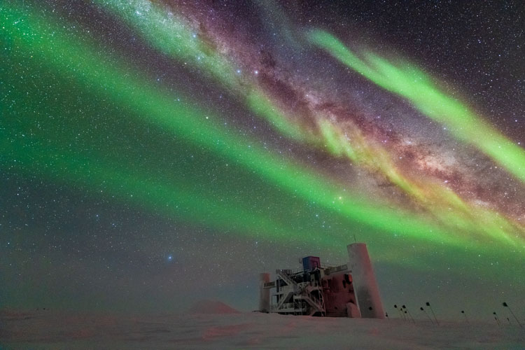 The IceCube Lab under the Milky Way and sweeping auroras