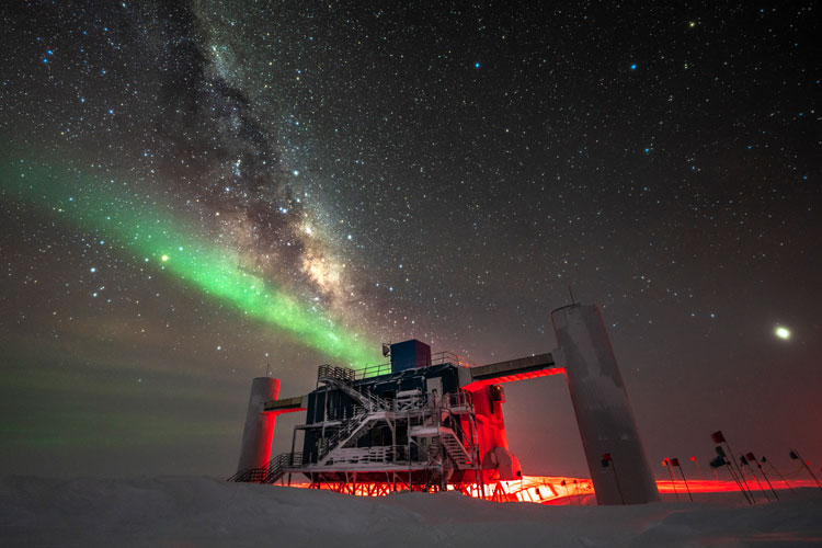 IceCube Lab, with streak of auroras and Milky Way overhead