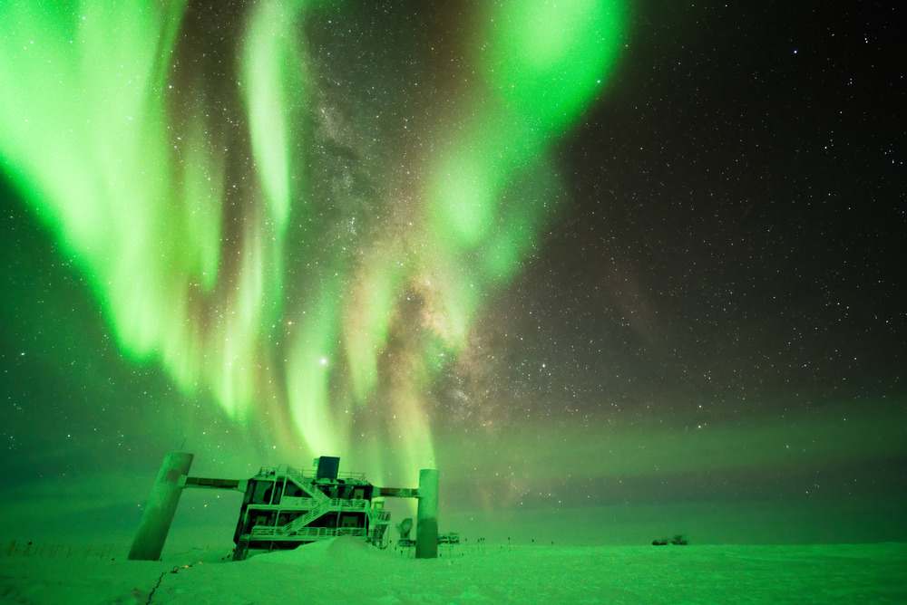 Strong green auroras over ICL
