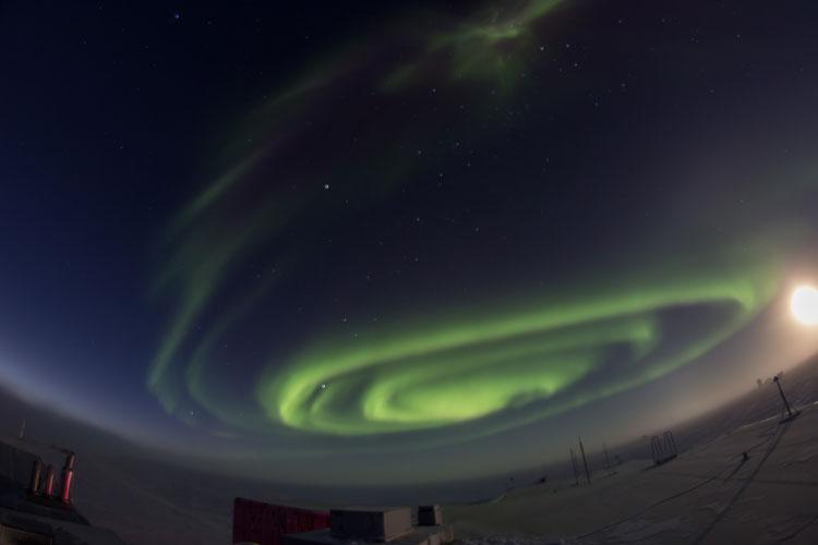 Auroras spinning to look like a cinnamon roll
