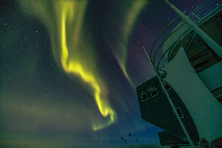 Jagged aurora that resembles streak of lightning