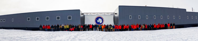 Panoramic group shot in front of South Pole station